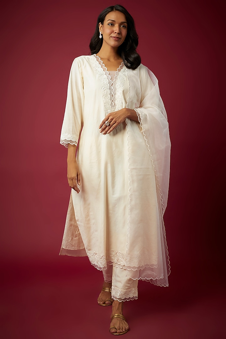 White Pure Chanderi Machine Embroidered Kurta Set by ASAGA at Pernia's Pop Up Shop