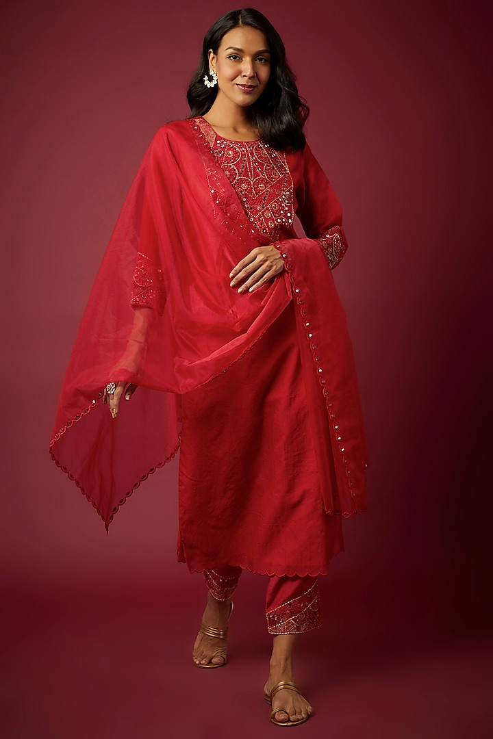 Red Pure Chanderi Hand & Machine Embroidered Kurta Set by ASAGA at Pernia's Pop Up Shop