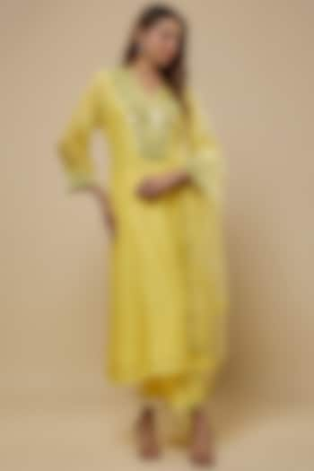 Butter Yellow Chanderi Mirror Embroidered Kurta Set by ASAGA at Pernia's Pop Up Shop