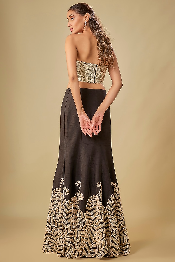 Black Raw Silk Abstract Paisley Fish-Cut Bridal Lehenga Set by ASHUTOSH JOSHI at Pernia's Pop Up Shop