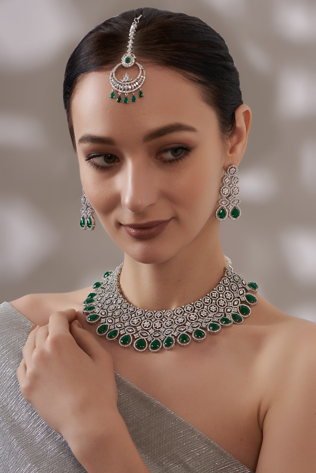 Emerald & white deals diamond choker necklace