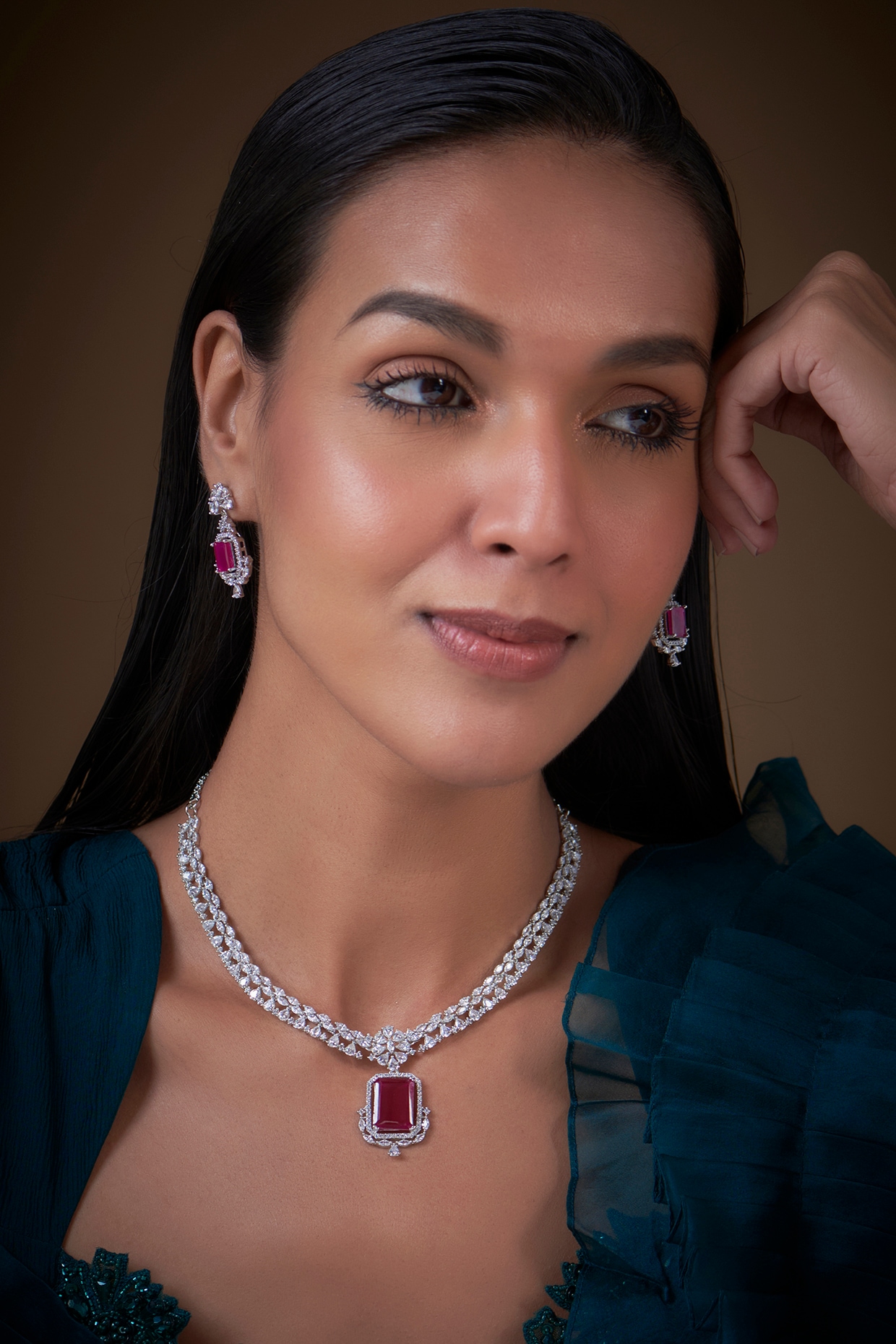 Unique Design Silver Polish Diamond Necklace Set with Earrings