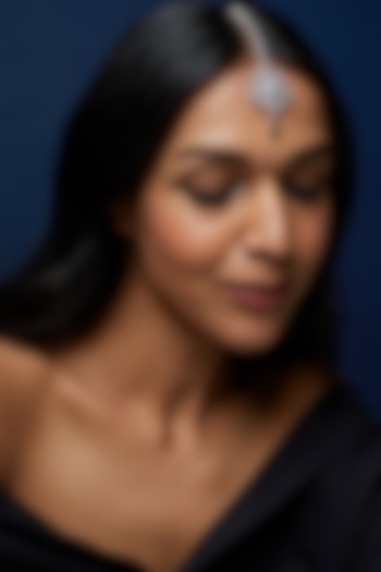 White Finish Zircon & Emerald Stone Maang Tikka by Aster at Pernia's Pop Up Shop