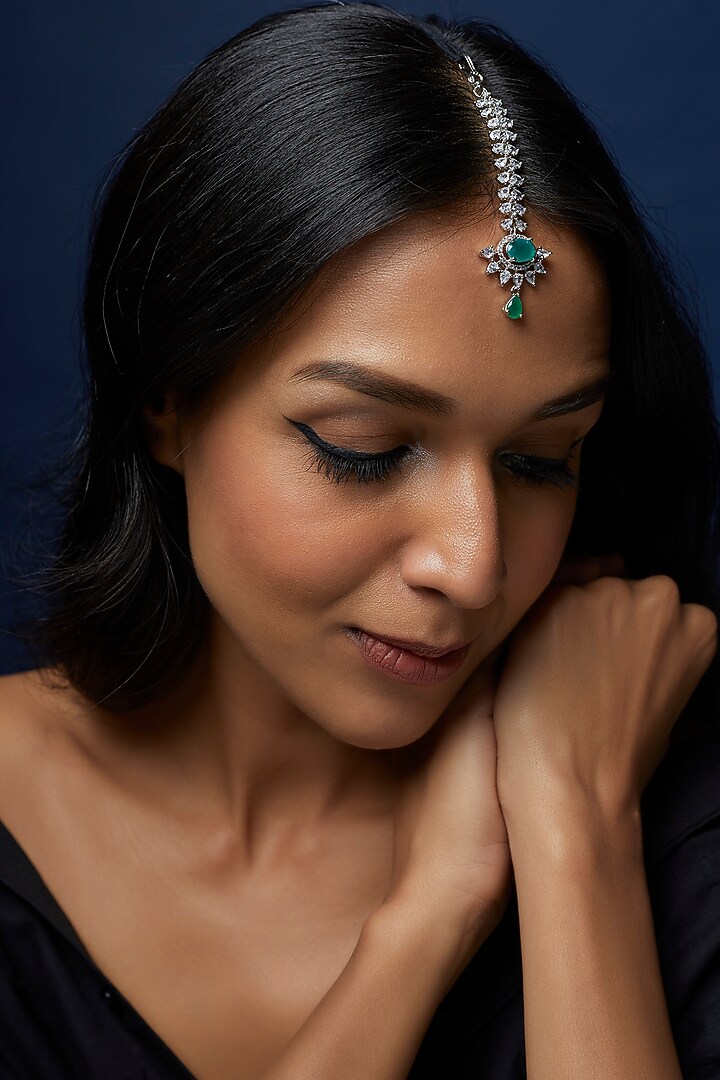 White Finish Zircon & Emerald Stone Maang Tikka by Aster at Pernia's Pop Up Shop