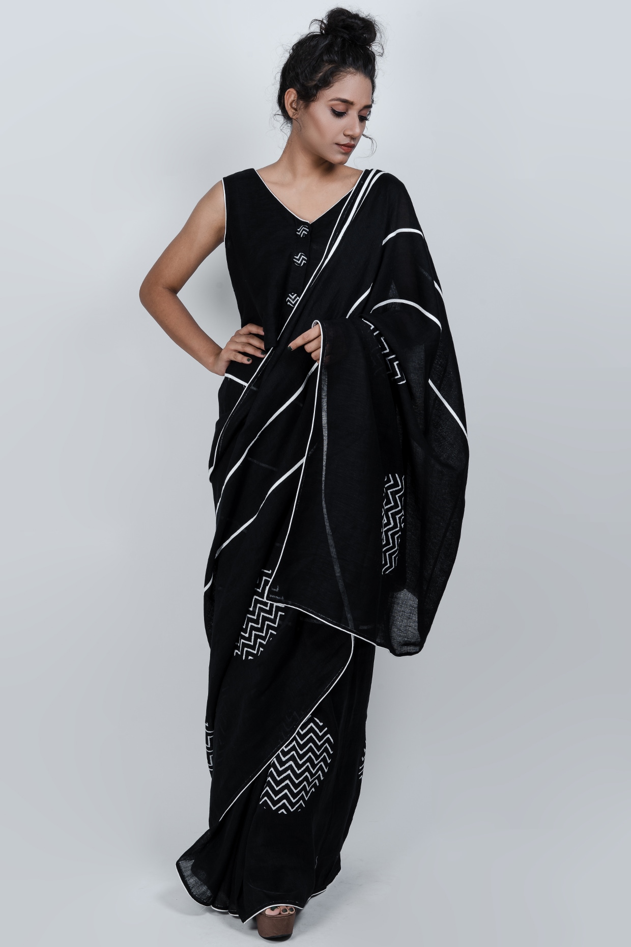 Black and White Saree with blouse | Black and white saree, Party wear sarees,  Saree models