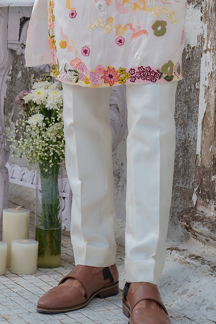 Ivory Muslin Floral Embroidered Kurta Set by Amrit Dawani at Pernia's Pop Up Shop