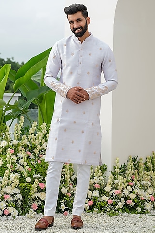 Light Purple Raw Silk Hand Embroidered Kurta Set by Amrit Dawani