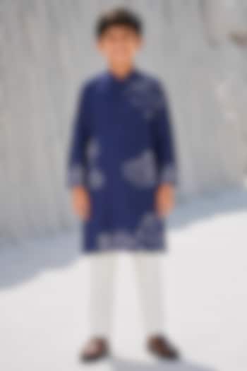Navy Blue Cotton Silk Blend Thread Work Kurta Set For Boys by Amrit Dawani Kids at Pernia's Pop Up Shop