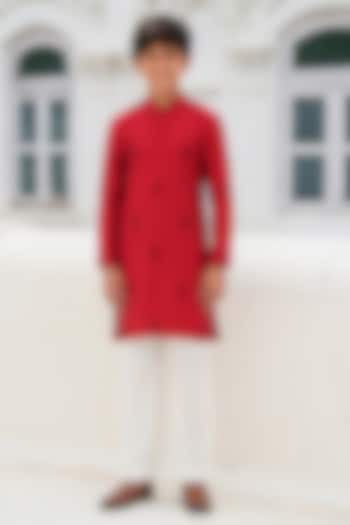 Red Cotton Silk Blend Embroidered Kurta Set For Boys by Amrit Dawani Kids at Pernia's Pop Up Shop