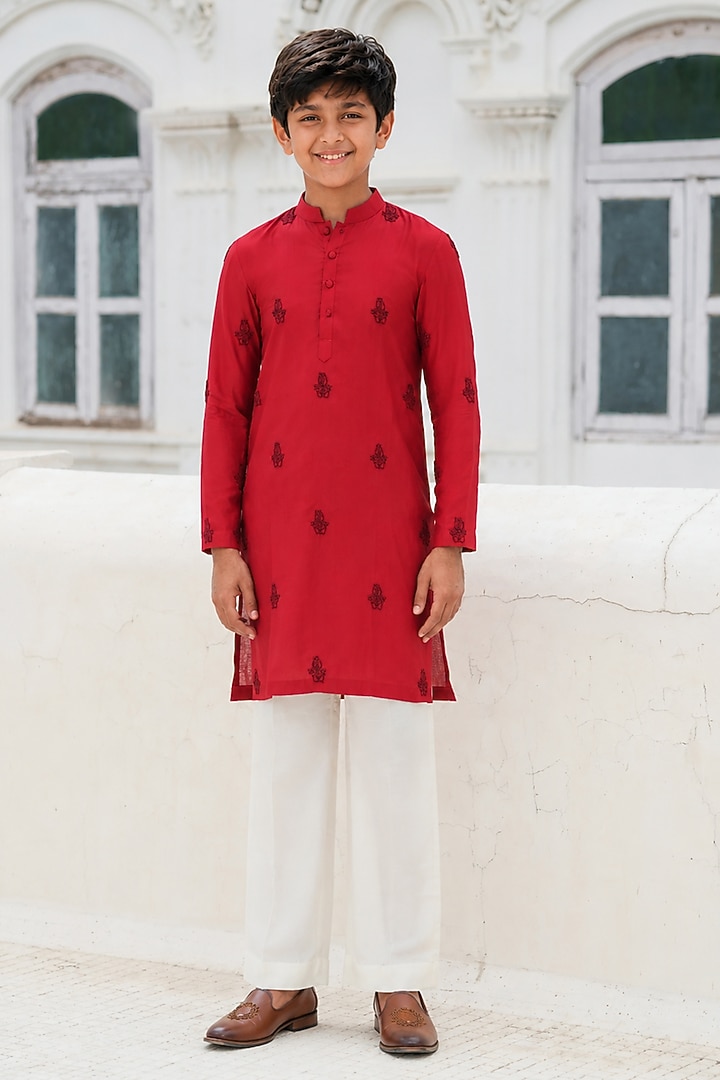 Red Cotton Silk Blend Embroidered Kurta Set For Boys by Amrit Dawani Kids at Pernia's Pop Up Shop