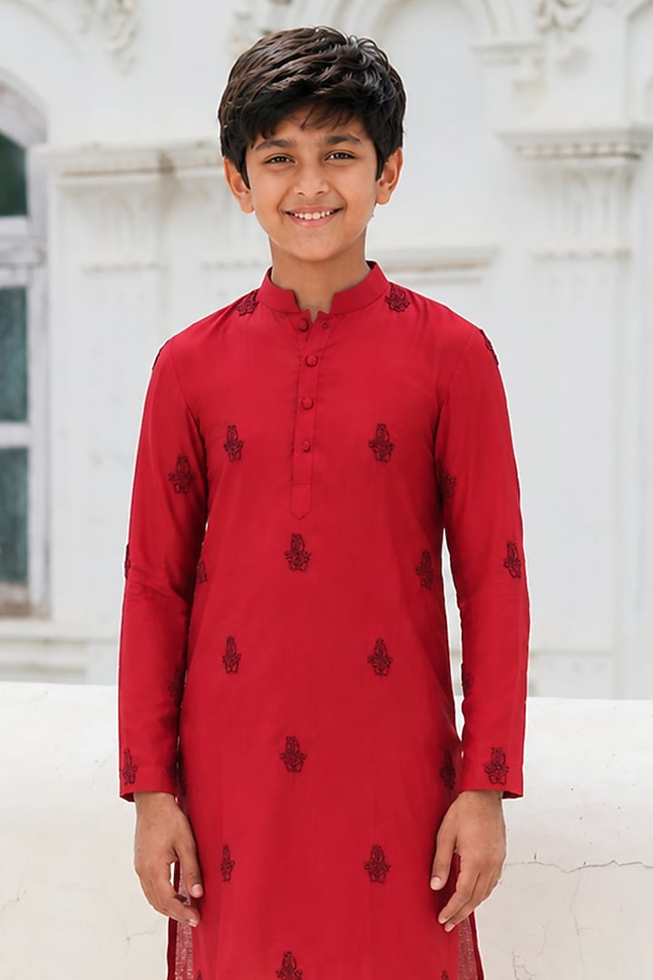 Red Cotton Silk Blend Embroidered Kurta Set For Boys by Amrit Dawani Kids at Pernia's Pop Up Shop