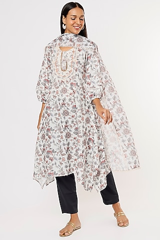 Off-White Hand Embroidered Kurta by Aura Kreations