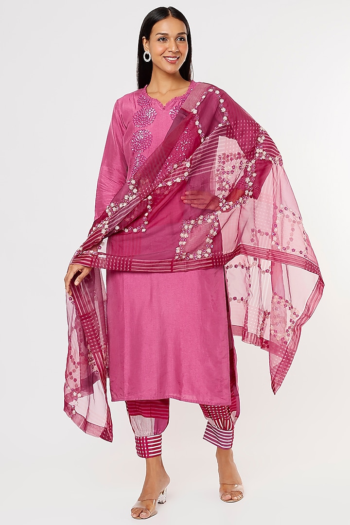 Magenta Hand Embroidered Kurta Set by Aura Kreations at Pernia's Pop Up Shop