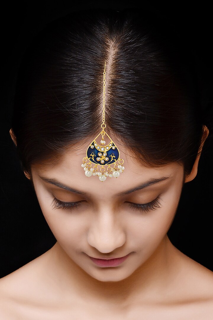 Gold Finish Kundan Necklace Set With Maang Tikka by Aura Trends at Pernia's Pop Up Shop