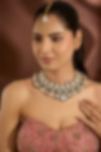 Gold Finish Green Kundan Polki Necklace With Maangtikka by Aura Trends at Pernia's Pop Up Shop