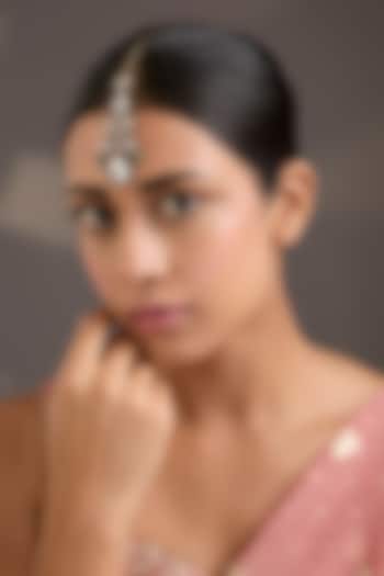 Gold Finish Kundan Polki & Emerald Green Stone Maangtikka by Aura Trends at Pernia's Pop Up Shop