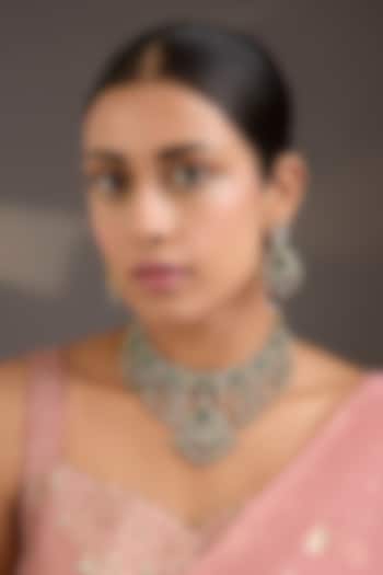 Gold Finish Kundan Polki & Emerald Green Stone Floral Motif Necklace Set by Aura Trends at Pernia's Pop Up Shop