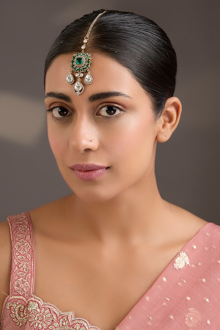 Gold Finish Kundan Polki & Emerald Green Stone Maangtikka by Aura Trends at Pernia's Pop Up Shop