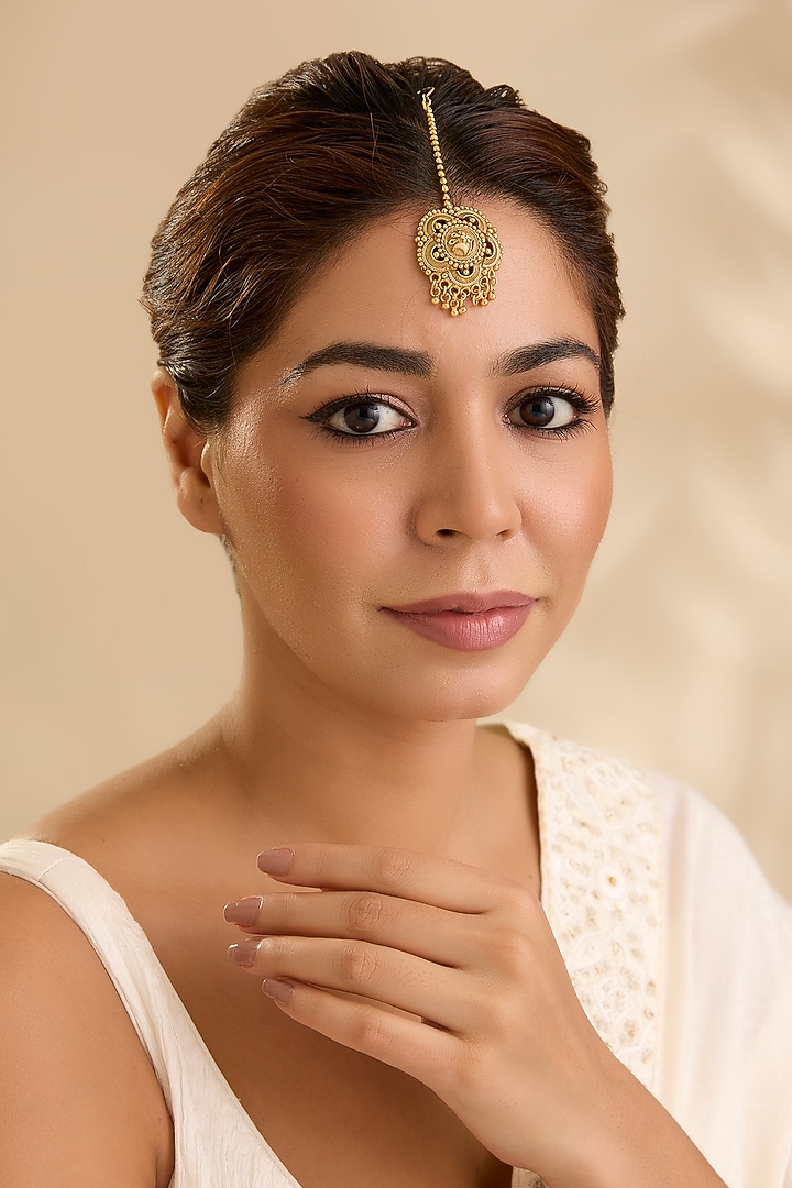 Gold Finish Kundan Polki & Pearl Beaded Maangtikka by Aura Trends at Pernia's Pop Up Shop