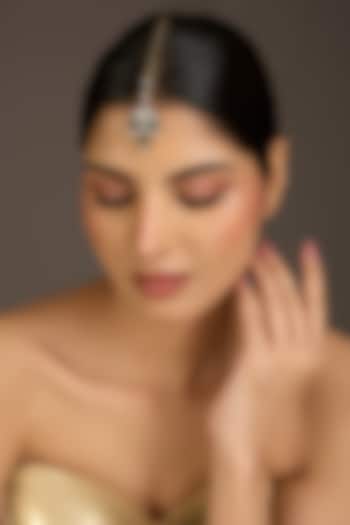 Gold Finish Kundan Polki & Emerald Green Stone Maangtikka by Aura Trends at Pernia's Pop Up Shop