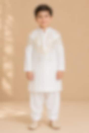 Ivory Silk Applique Embroidered Kurta For Boys by Arun Verma Kids at Pernia's Pop Up Shop