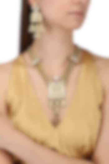 Gold Finish Kundan Textured Necklace Set by Auraa Trends
