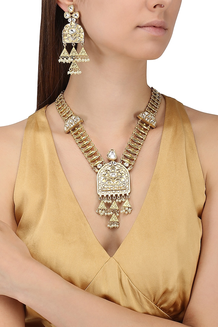 Gold Finish Kundan Textured Necklace Set by Auraa Trends