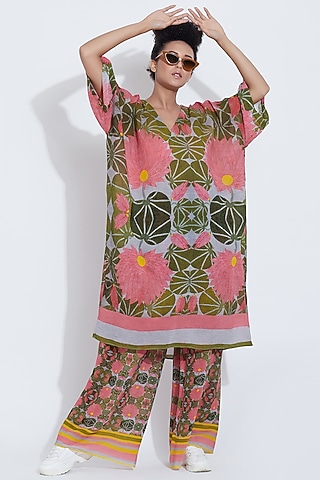 Pink & Green Wrinkled Printed Pants by Aartivijay Gupta
