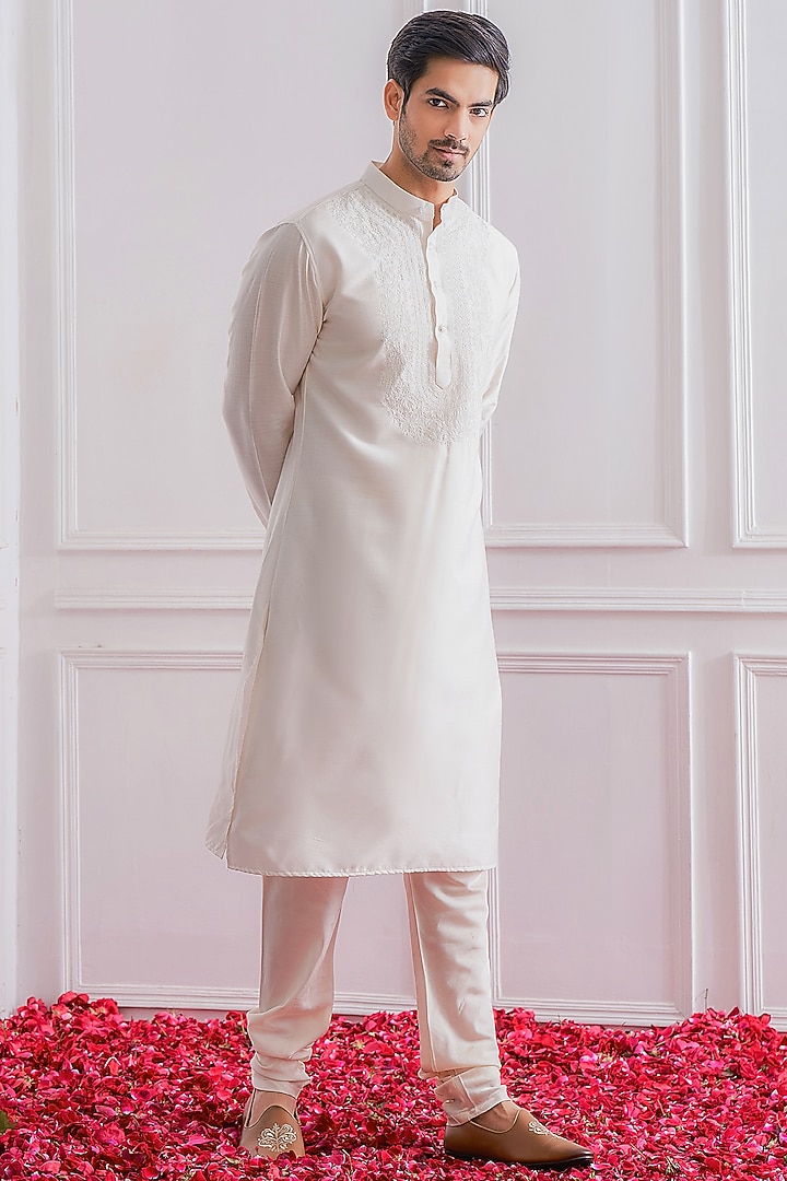 Off-White Hand Embroidered Kurta Set by Ankit V Kapoor at Pernia's Pop Up Shop