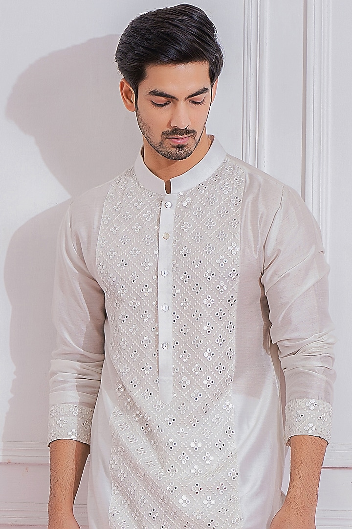 Off-White Embroidered Kurta Set by Ankit V Kapoor at Pernia's Pop Up Shop