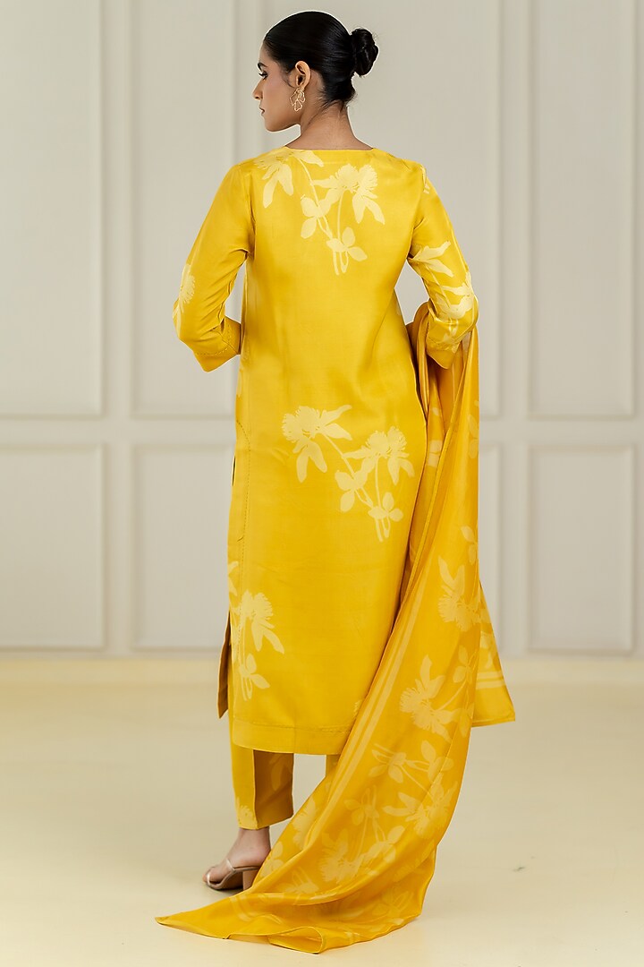 Yellow Dupion Silk Kurta Set by Avni Bhuva at Pernia's Pop Up Shop