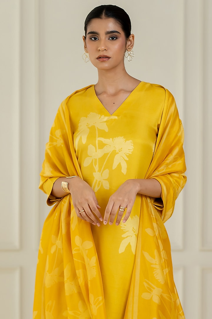 Yellow Dupion Silk Kurta Set by Avni Bhuva at Pernia's Pop Up Shop