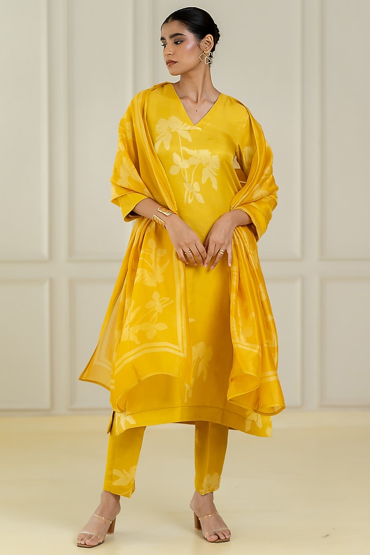 Yellow Dupion Silk Kurta Set by Avni Bhuva at Pernia's Pop Up Shop