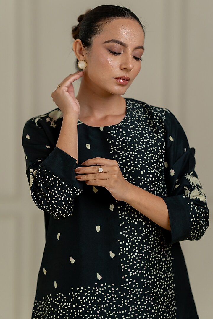 Black Dupion Silk Kurta Set by Avni Bhuva at Pernia's Pop Up Shop