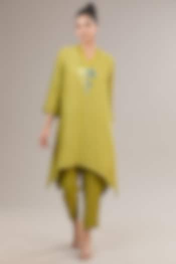 Parrot Green Crepe Linen Hand Embroidered Kurta Set by Avni Bhuva at Pernia's Pop Up Shop