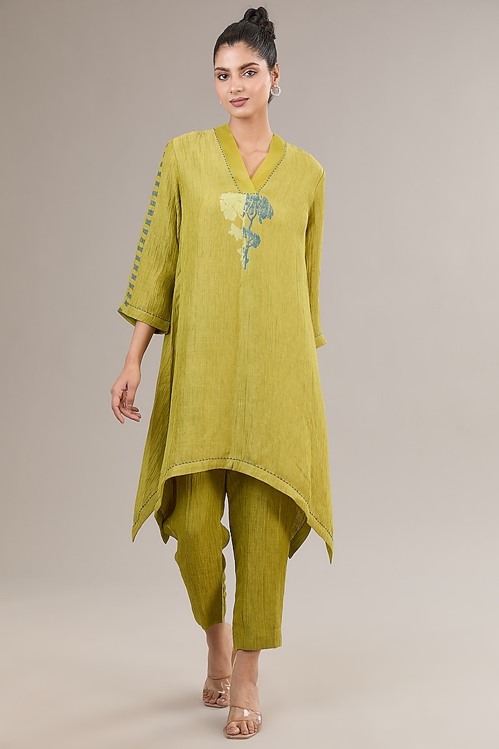 Parrot Green Crepe Linen Hand Embroidered Kurta Set by Avni Bhuva at Pernia's Pop Up Shop