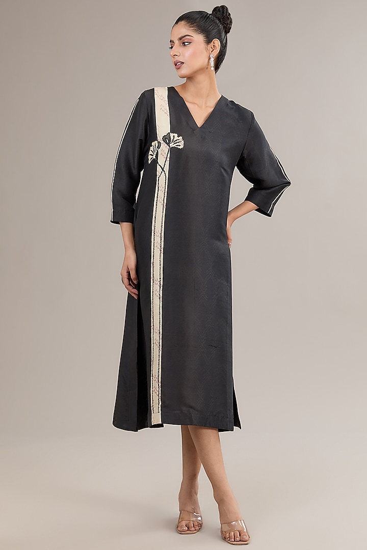 Black Silk Thread Work Kurta by Avni Bhuva at Pernia's Pop Up Shop