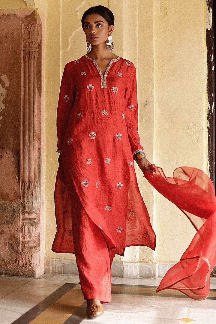 Red Pure Handloom Mulberry Silk Resham Boota Embroidered Kurta Set by Avacara at Pernia's Pop Up Shop
