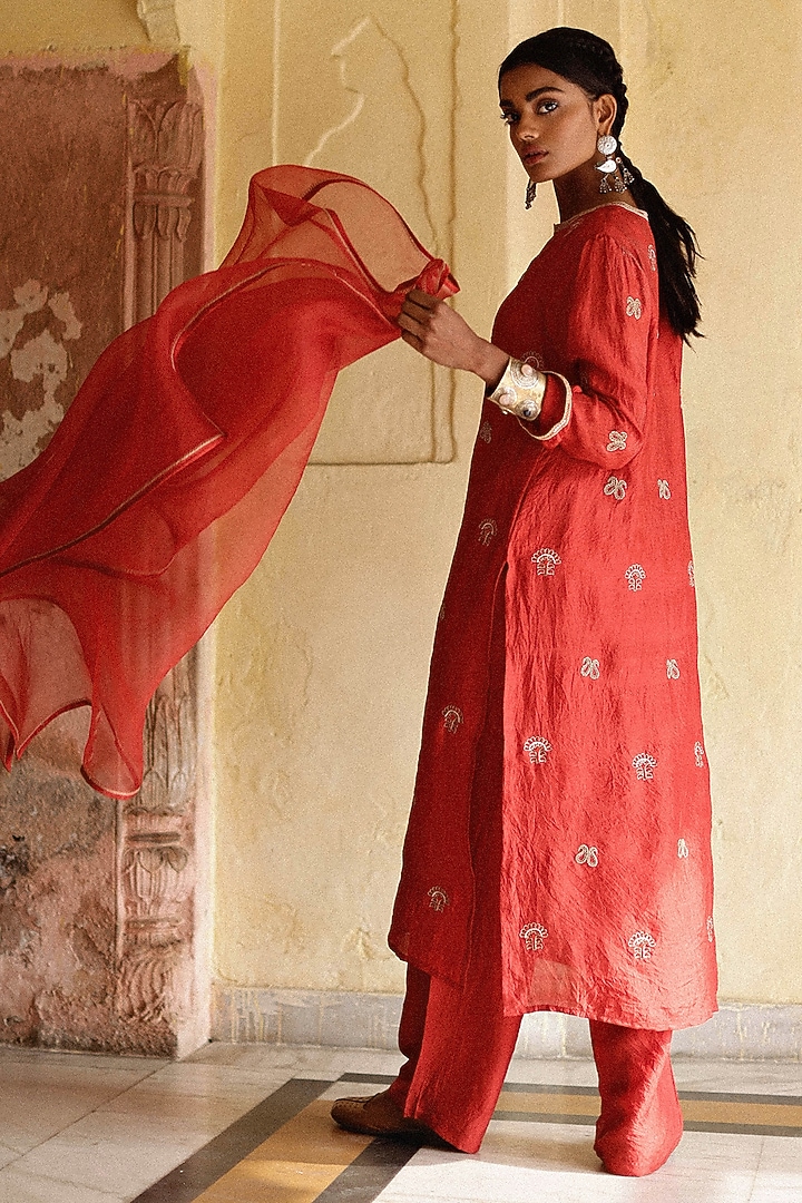 Red Pure Handloom Mulberry Silk Resham Boota Embroidered Kurta Set by Avacara at Pernia's Pop Up Shop