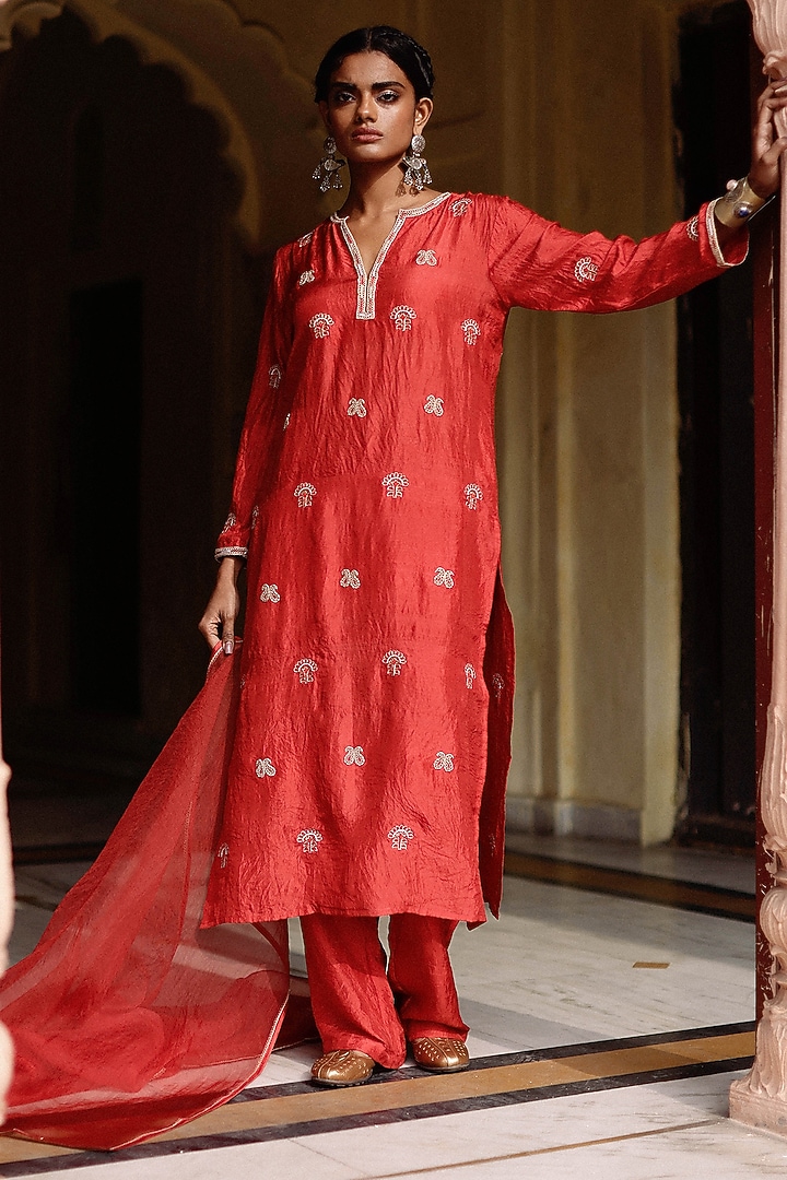 Red Pure Handloom Mulberry Silk Resham Boota Embroidered Kurta Set by Avacara at Pernia's Pop Up Shop