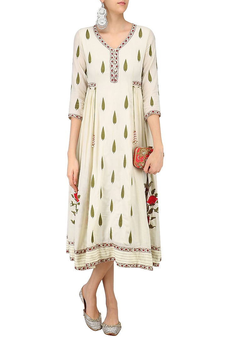Ivory embroidered samode tunic available only at Pernia's Pop Up Shop.