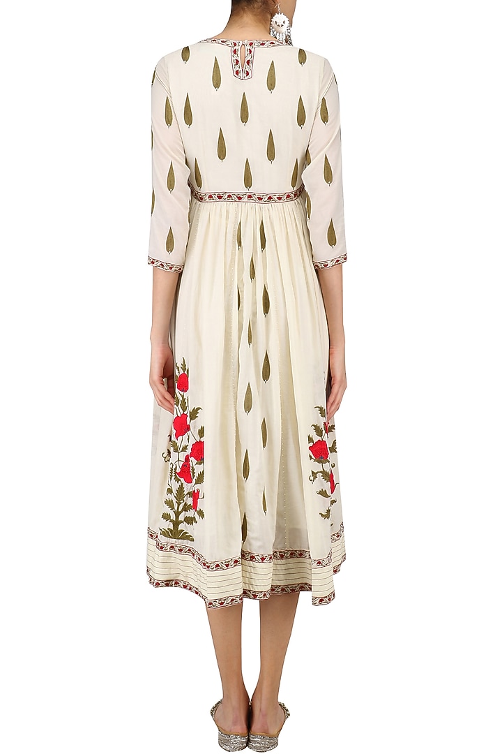 Ivory embroidered samode tunic available only at Pernia's Pop Up Shop.