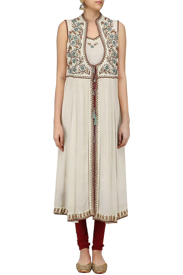 Ivory floral thread embroidered kurta available only at Pernia's Pop Up Shop.