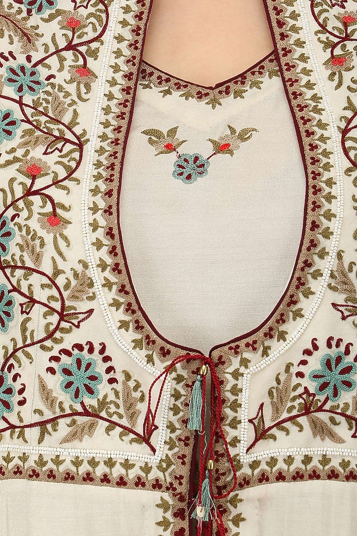 Ivory floral thread embroidered kurta available only at Pernia's Pop Up Shop.