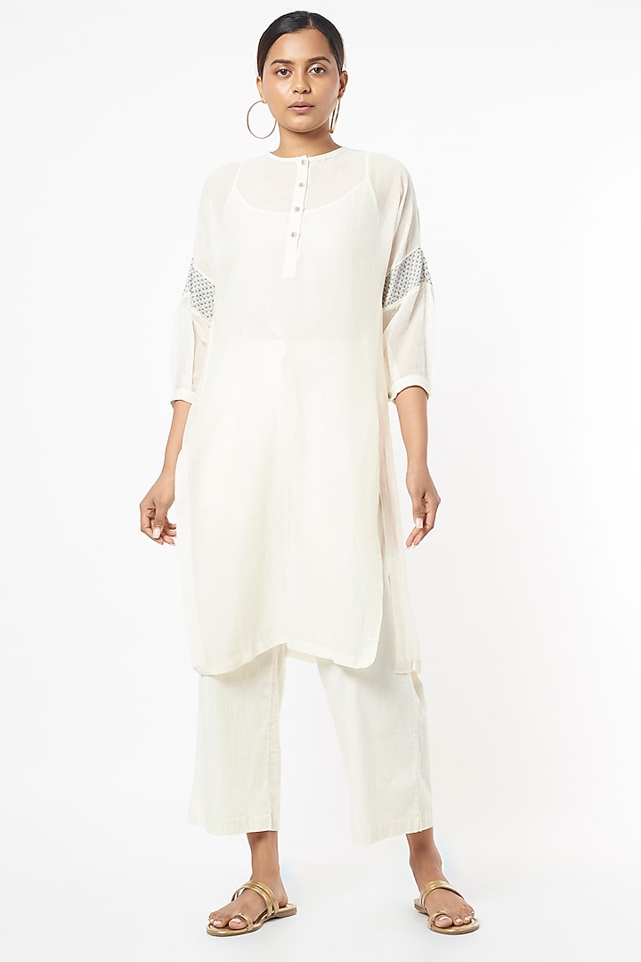 Featuring a white tunic in cotton chanderi base with front slits and sashiko hand embroidery. This contains only one piece.


FIT: Fitted at bust.
COMPOSITION: Cotton chanderi.
CARE: Dry clean only. by AYAKA