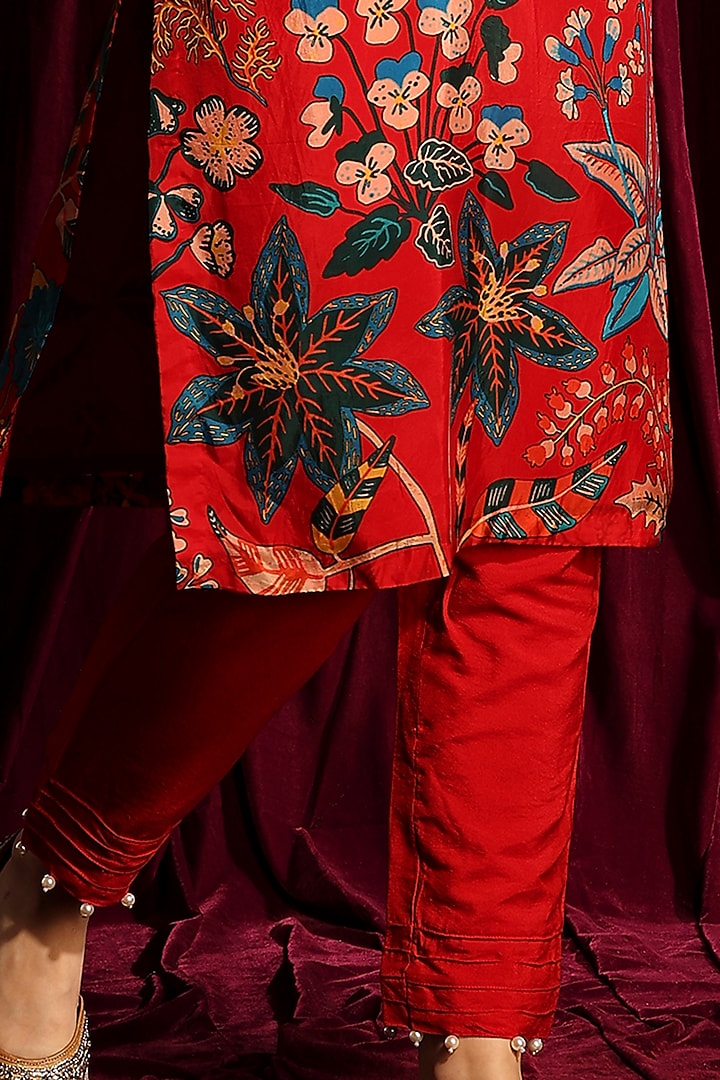 Fiery Red Hand Embroidered Straight Tunic Set by Aayushi Maniar at Pernia's Pop Up Shop