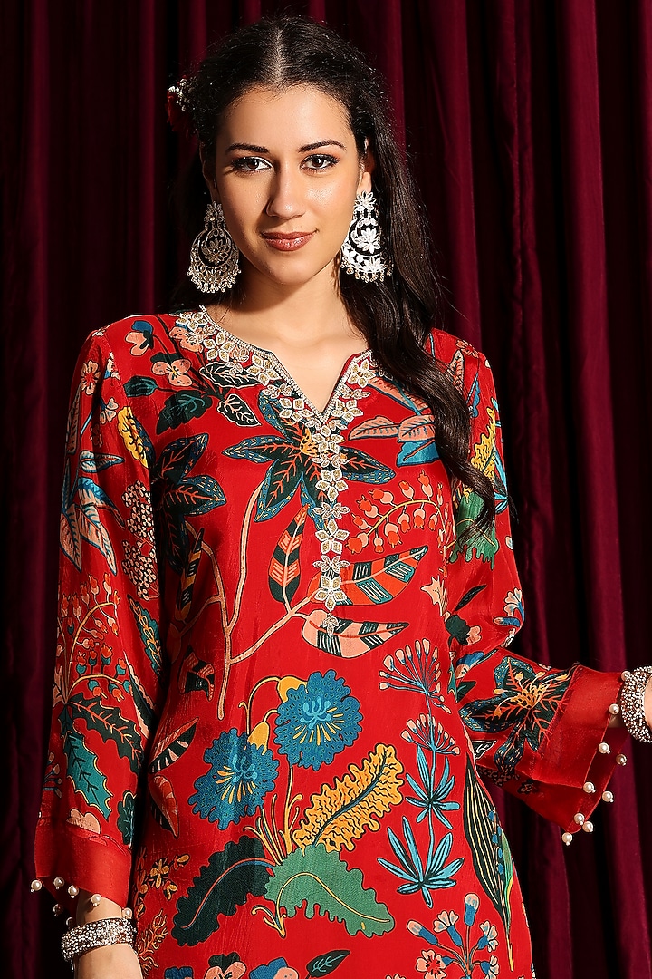 Fiery Red Hand Embroidered Straight Tunic Set by Aayushi Maniar at Pernia's Pop Up Shop