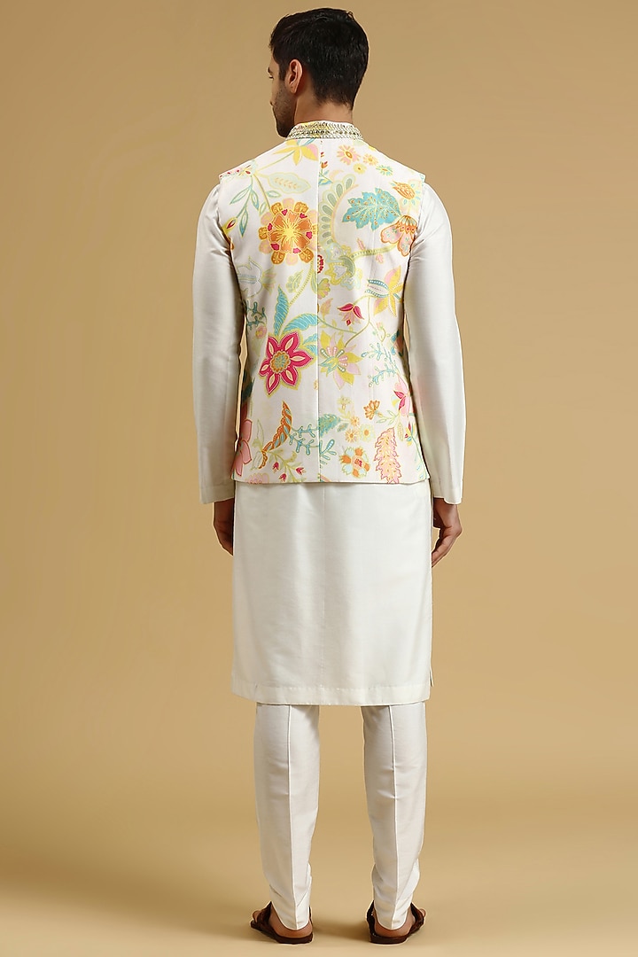 White Tuscan Hand Embroidered Floral Bundi Jacket Set by Ayushi Maniar Men at Pernia's Pop Up Shop