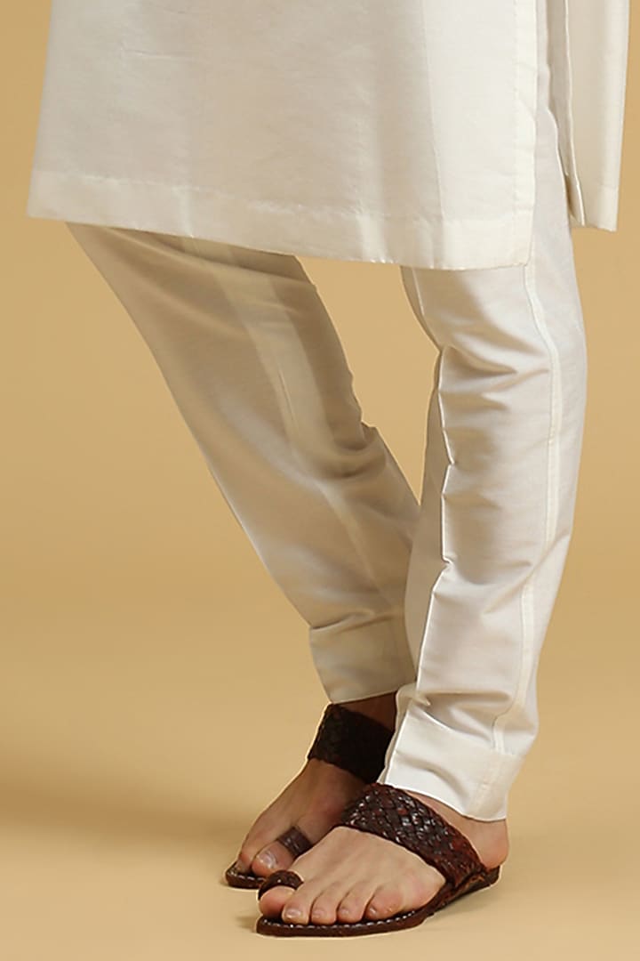 White Tuscan Hand Embroidered Floral Bundi Jacket Set by Ayushi Maniar Men at Pernia's Pop Up Shop