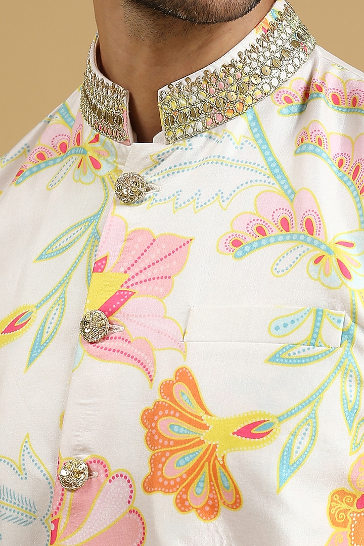 White Tuscan Hand Embroidered Floral Bundi Jacket Set by Ayushi Maniar Men at Pernia's Pop Up Shop